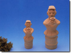 壺を捧げる女性埴輪